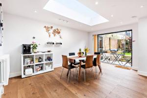 a dining room with a table and chairs at Modern, Chic 3BR Townhouse in Central Oxford in Oxford