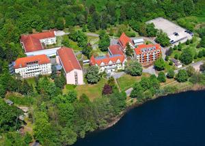 eine Luftansicht eines Gebäudes auf einer Insel neben dem Wasser in der Unterkunft Spa Hotel Amsee in Waren (Müritz)