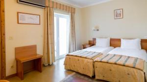 Cette chambre comprend 2 lits et une fenêtre. dans l'établissement Hotel Belsol, à Belmonte