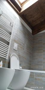 une salle de bain avec des toilettes blanches dans une chambre dans l'établissement Un angolo a Milano..., à Milan