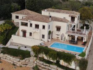 an aerial view of a house with a swimming pool at Felicidade in Loulé