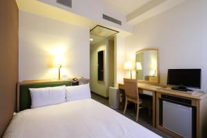 Postel nebo postele na pokoji v ubytování Smile Hotel Nagoya Shinkansenguchi