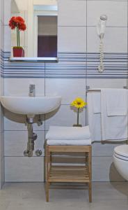 bagno con lavandino e servizi igienici di Hotel Iride Suite & Breakfast- ideale per famiglie e coppie a Riccione