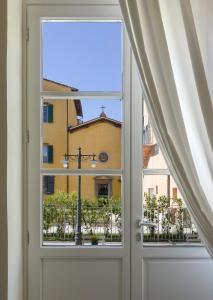 a window with a view of a building at B&B Di Camilla in Pisa