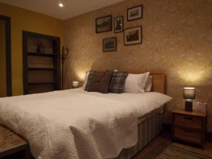 Rosybank Cottage tesisinde bir odada yatak veya yataklar