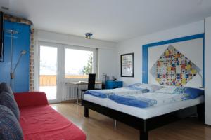 ツェルマットにあるアーティスト アパートメンツ＆ホテル ガルニのベッドルーム(大型ベッド1台、赤いソファ付) +67枚の写真