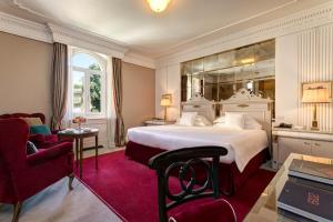 佛罗伦萨Hotel Regency - Small Luxury Hotels of the World的一间带大床的卧室和一间客厅