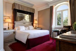 佛罗伦萨Hotel Regency - Small Luxury Hotels of the World的卧室里有一张白色的大床和一扇窗户