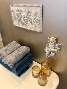uma mesa branca com uma toalha e uma foto na parede em Les intérieurs d'Angèle em Pernes-les-Fontaines