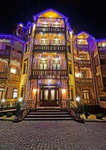 un gran edificio con escaleras que conducen a él por la noche en Svityaz Resort, en Truskavets