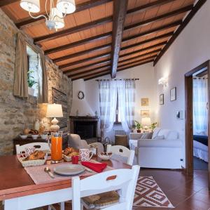 A seating area at La Panoramica Gubbio - Maison de Charme - Casette e appartamenti self catering per vacanze meravigliose!