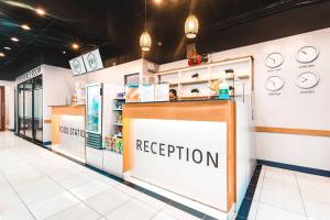 una tienda con un cartel de recepción en la pared en Nomad's Hub - Best Value Co-living Hostel, en Cebú