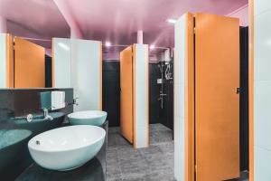 Bilik mandi di Nomad's Hub - Best Value Co-living Hostel