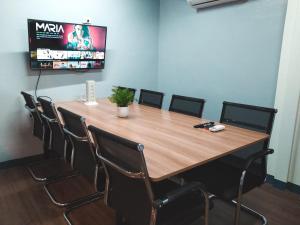 Televisyen dan/atau pusat hiburan di Nomad's Hub - Best Value Co-living Hostel