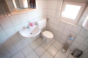 Kúpeľňa v ubytovaní Apartmani Jurić + 24 fotografií