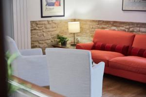 A seating area at La Panoramica Gubbio - Maison de Charme - Casette e appartamenti self catering per vacanze meravigliose!