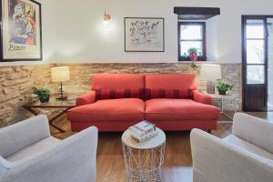 A seating area at La Panoramica Gubbio - Maison de Charme - Casette e appartamenti self catering per vacanze meravigliose!