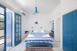 Un pat sau paturi într-o cameră la Sea View Kerame