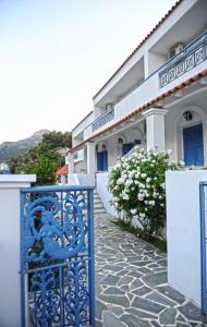 a blue gate in front of a building at Sea View Kerame in Évdhilos