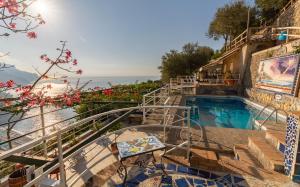 a swimming pool with stairs next to a building at B&B Orto Paradiso in Minori