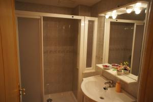 コルノデイヤにあるCa La Paletesのバスルーム(シャワー、シンク付)