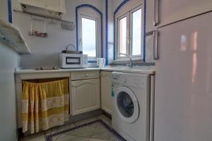 Kuchyňa alebo kuchynka v ubytovaní Apartamentos Aloha2 El Puerto de Santa Maria
