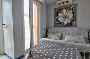 Posteľ alebo postele v izbe v ubytovaní Apartamentos Aloha2 El Puerto de Santa Maria