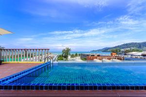 uma piscina com vista para o oceano em 7Q Patong Beach Hotel em Praia de Patong