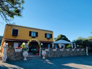 a building with an arch and a stone wall at Sogno Sulcitano Masainas in Masainas