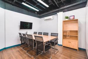 Televisyen dan/atau pusat hiburan di Nomad's Hub - Best Value Co-living Hostel