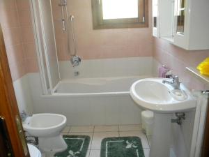 Mapello的住宿－il tasso，一间带水槽、浴缸和卫生间的浴室