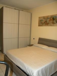 een slaapkamer met een bed en een grote kast bij il tasso in Mapello