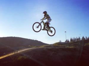 Jízda na kole v ubytování Bergkristall direkt am Bikepark und Skigebiet, 2 Schlafzimmer, Terrasse, abschließbarer Keller nebo okolí