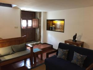 salon z kanapą i stołem w obiekcie Quinta Travessa w mieście Vieira do Minho