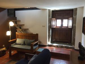 ein Wohnzimmer mit Sofa und Tür in der Unterkunft Quinta Travessa in Vieira do Minho