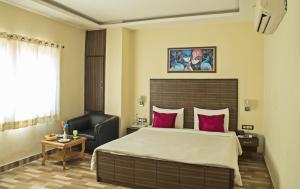 Spring Sky Mughalsarai By ShriGo Hotels客房内的一张或多张床位