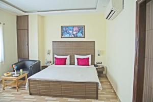 Spring Sky Mughalsarai By ShriGo Hotels客房内的一张或多张床位