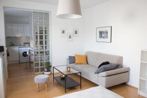 sala de estar con sofá y mesa en All you need en Viena