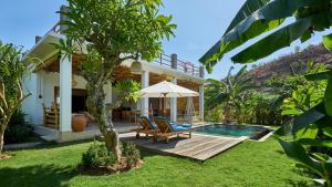 Taman di luar Villa Adi