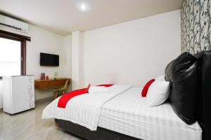 En eller flere senge i et værelse på RedDoorz near Palembang Trade Center 3