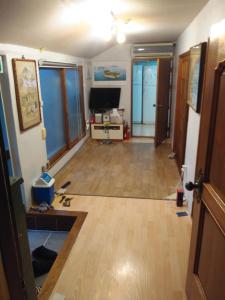 sala de estar con suelo de madera maciza en Uwha Minbak en Yeosu