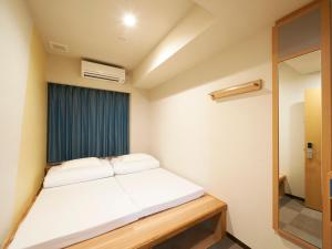 Tempat tidur dalam kamar di THE POCKET HOTEL Kyoto Karasuma Gojo