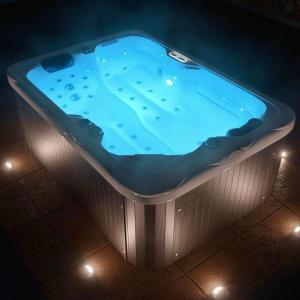 une baignoire jacuzzi dans une pièce éclairée dans l'établissement Komfort-Ferienwohnung Dreilaendereck, à Ochtrup