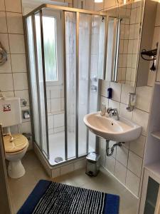 Kamar mandi di Komfort-Ferienwohnung Dreilaendereck