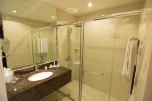 Koupelna v ubytování Ramada by Wyndham Manila Central + 37 fotografií