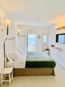 Residenza B&B VistaMare في بيتاشياتو: غرفة نوم مع سرير وإطلالة على المحيط