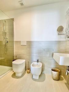 佩塔恰托的住宿－Residenza B&B VistaMare，一间带卫生间和水槽的浴室