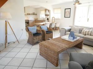 een woonkamer met een bank, een tafel en stoelen bij Villa Buiten 58 in Callantsoog +30 foto's