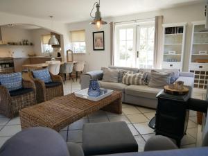 een woonkamer met een bank en een tafel bij Villa Buiten 58 in Callantsoog