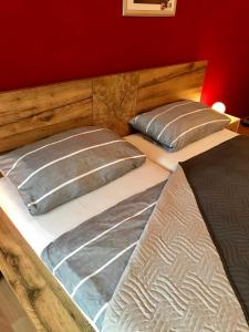 Postel nebo postele na pokoji v ubytování Komfort-Ferienwohnung Dreilaendereck + 23 fotografií